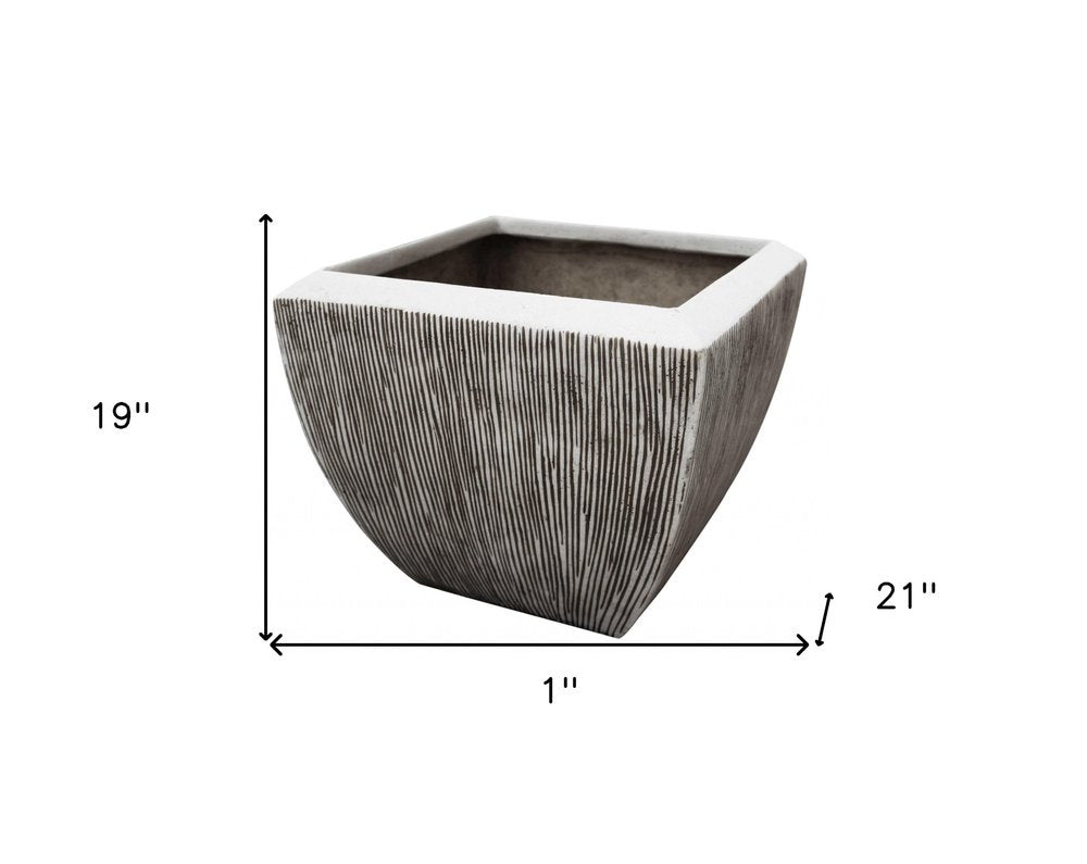 Maceta grande con diseño desgastado y acanalado