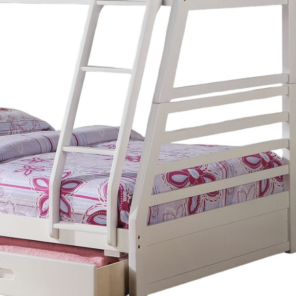 Litera de madera blanca con espacio de almacenamiento, dos camas individuales sobre una cama matrimonial