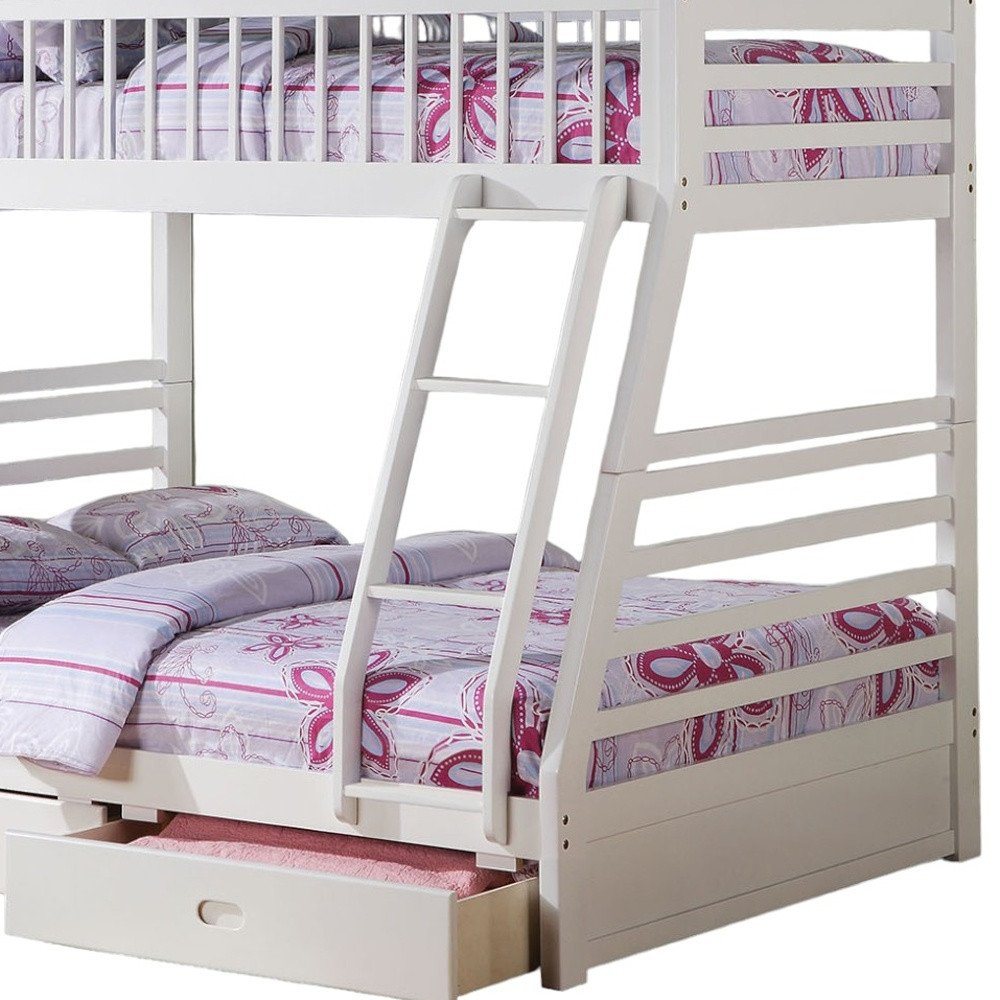 Litera de madera blanca con espacio de almacenamiento, dos camas individuales sobre una cama matrimonial