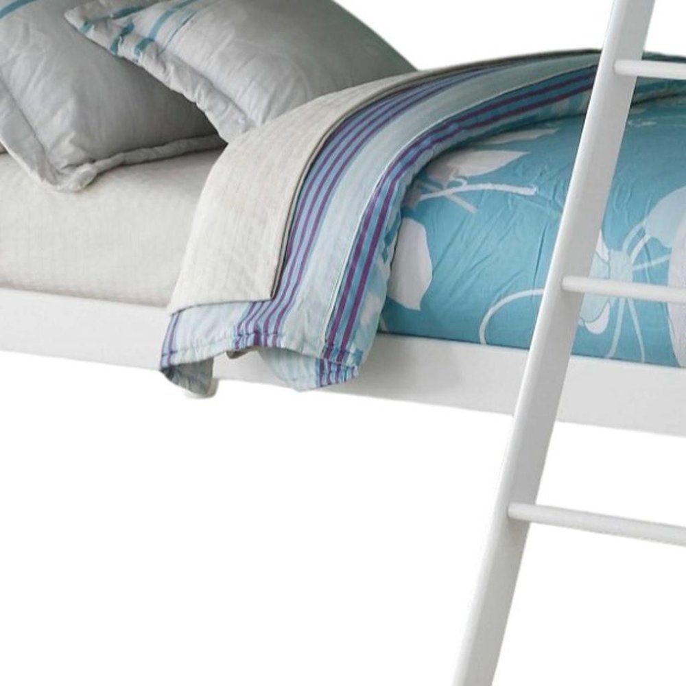 Cama litera blanca individual sobre individual
