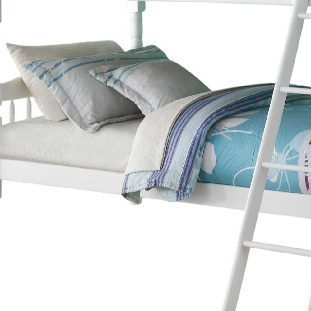Cama litera blanca individual sobre individual