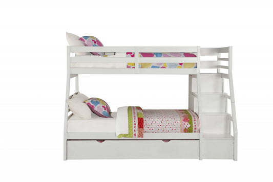 Litera blanca de madera maciza, con dos camas individuales sobre una cama matrimonial, escaleras, cama nido y espacio de almacenamiento.