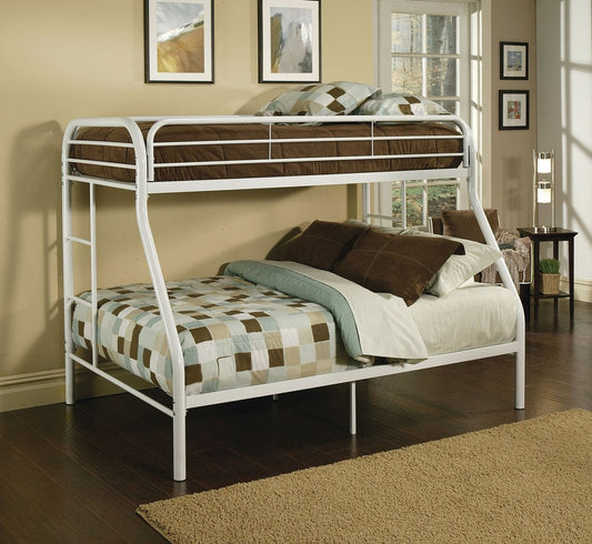 Litera contemporánea de metal blanca con dos camas individuales sobre una cama matrimonial