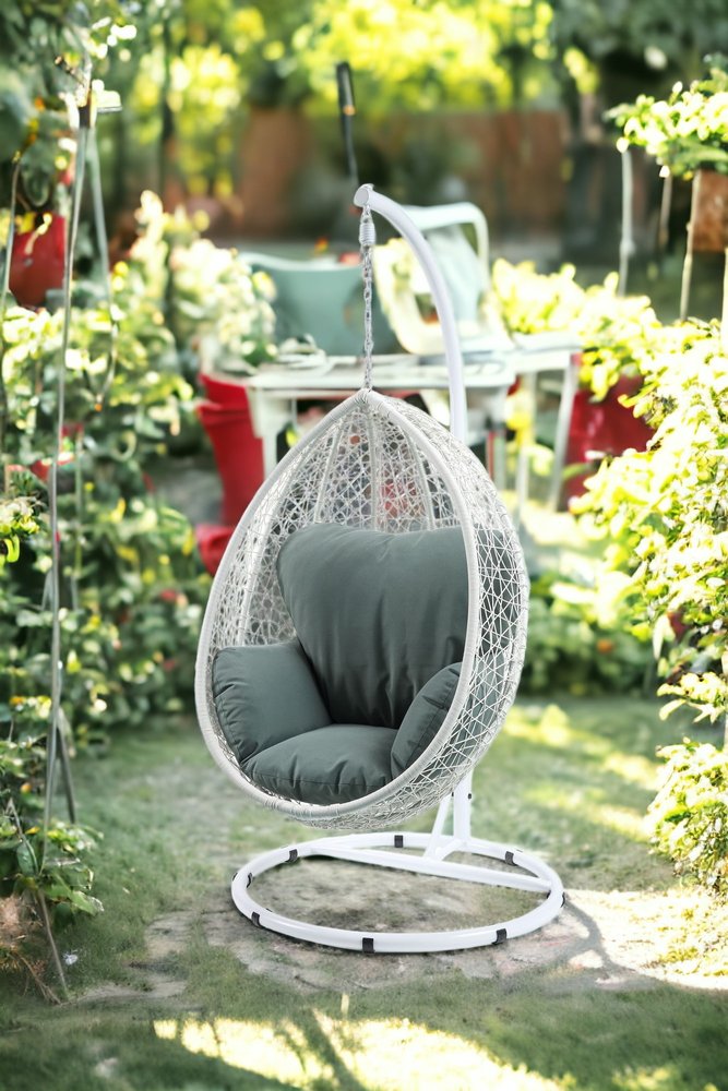 Sillón columpio de metal negro de 38" con cojín beige