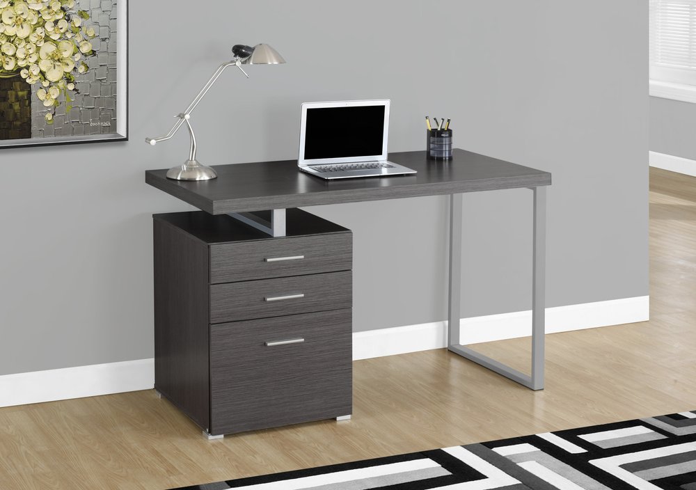 Escritorio para computadora de 24" gris y plateado con tres cajones