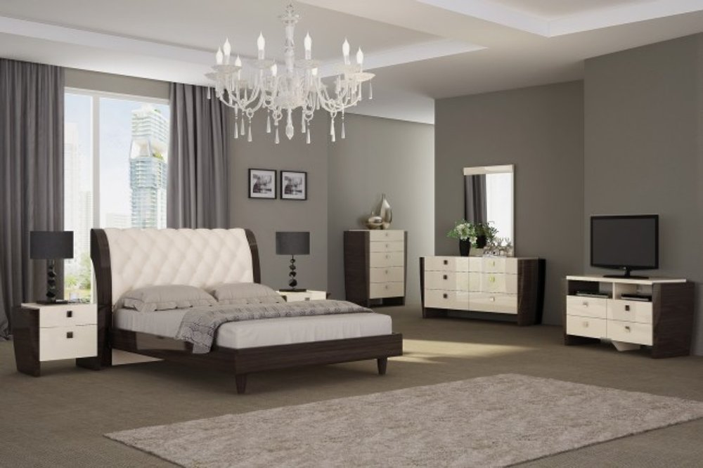 Juego de dormitorio de cuatro piezas de madera maciza beige con espejo