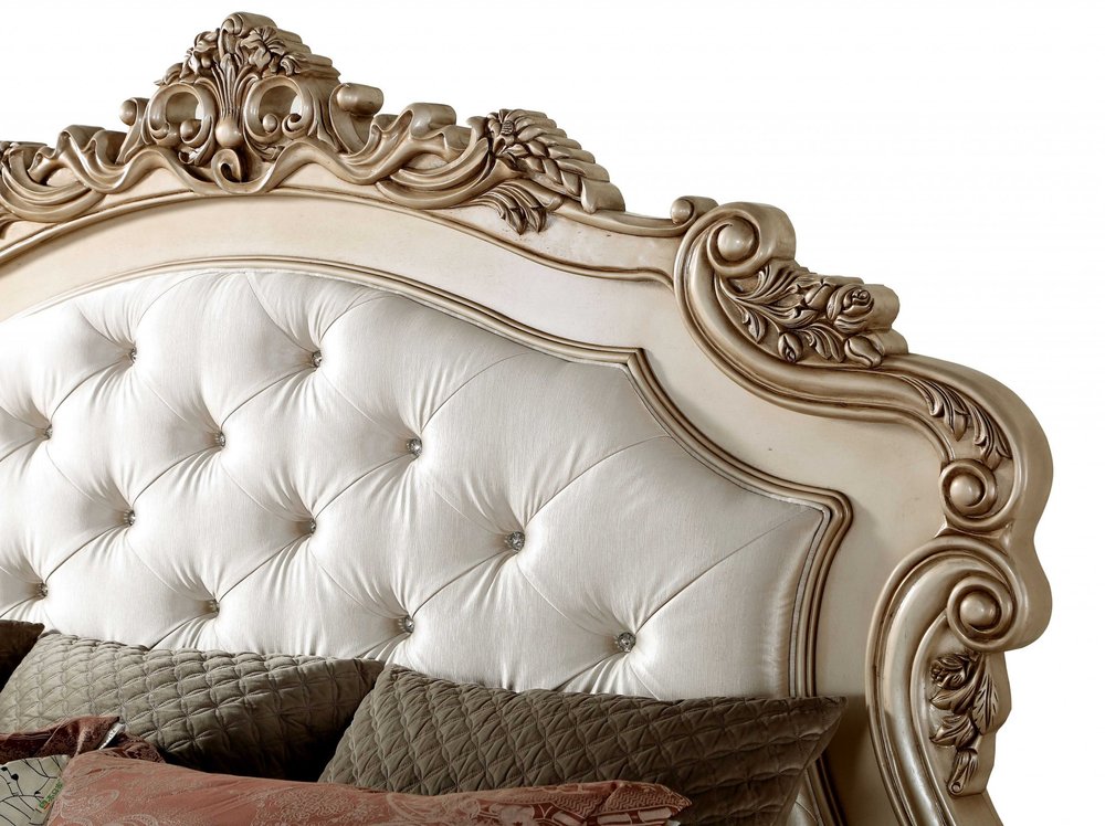 Marco de cama Queen de madera blanca envejecida y seda capitoné con ribete de tachuelas