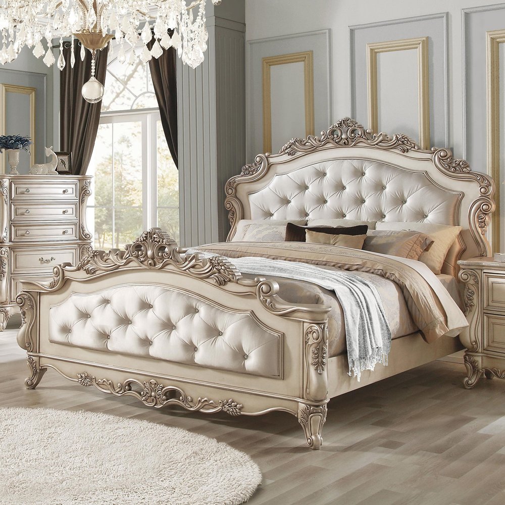 Marco de cama Queen de madera blanca envejecida y seda capitoné con ribete de tachuelas