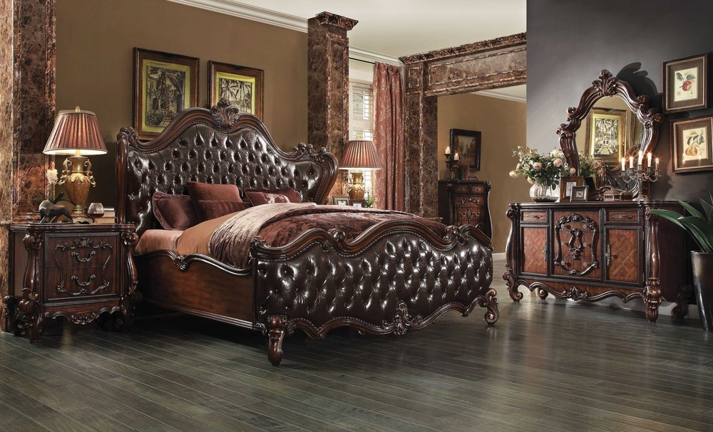 Estructura de cama King marrón oscuro con ribete de tachuelas