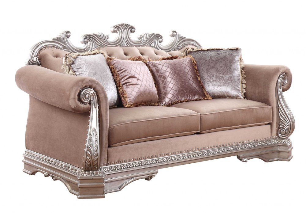 Loveseat de terciopelo color champán de 80" y cojines decorativos