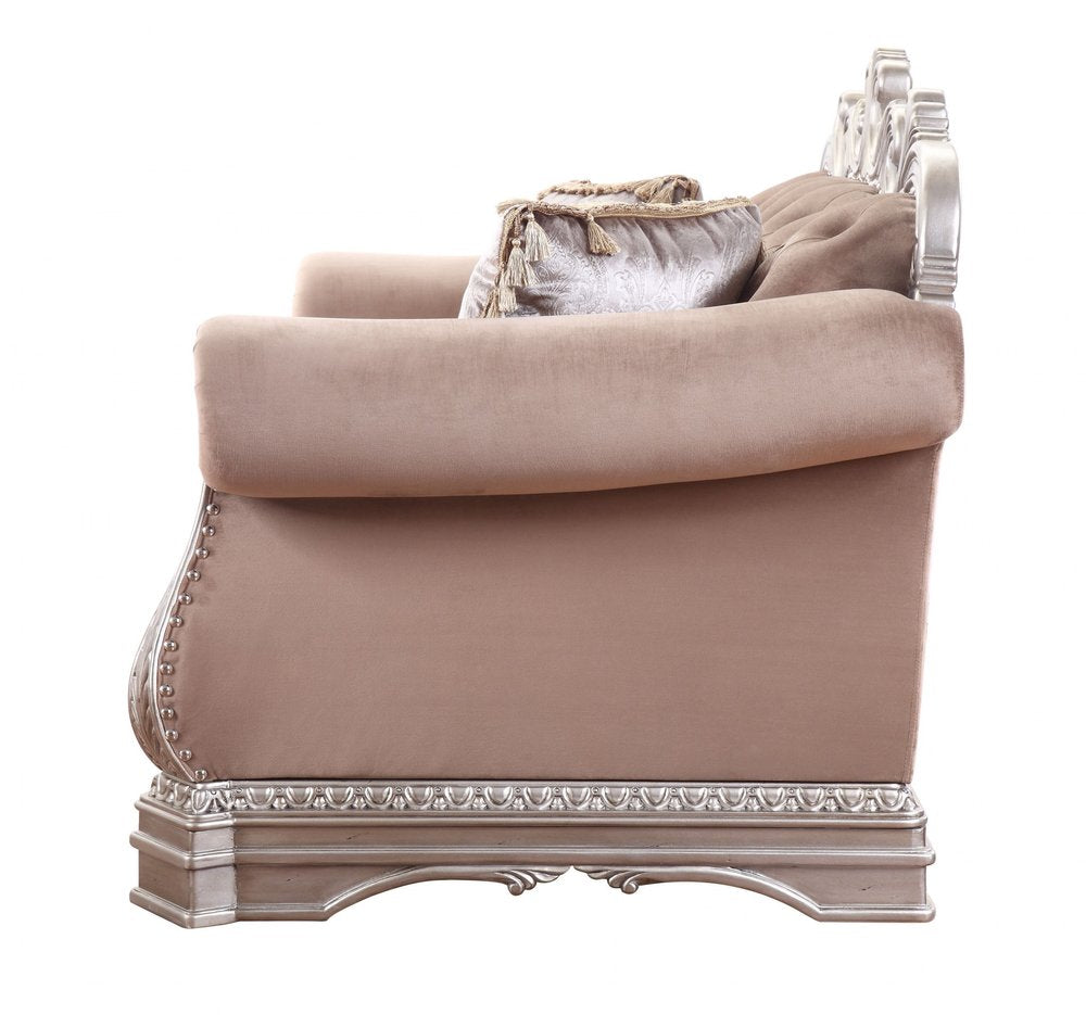Loveseat de terciopelo color champán de 80" y cojines decorativos