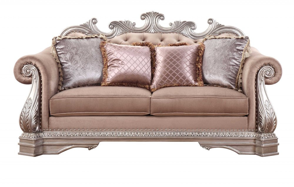 Loveseat de terciopelo color champán de 80" y cojines decorativos