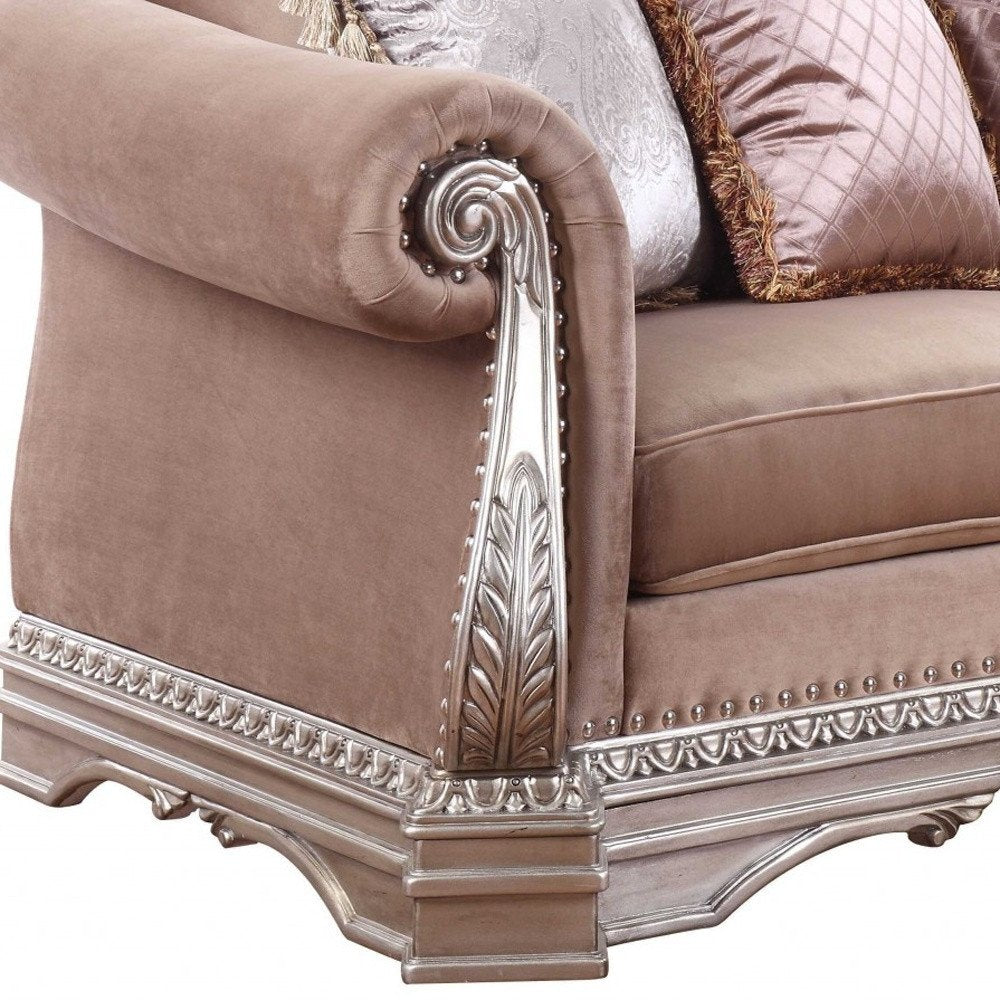 Loveseat de terciopelo color champán de 80" y cojines decorativos