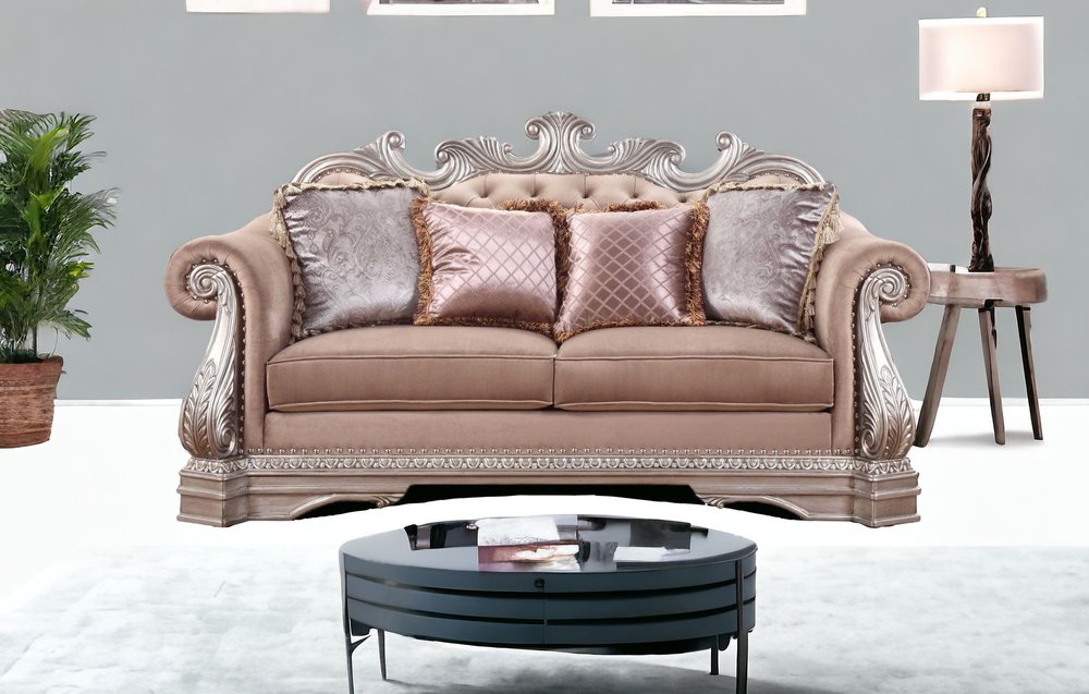 Loveseat de terciopelo color champán de 80" y cojines decorativos