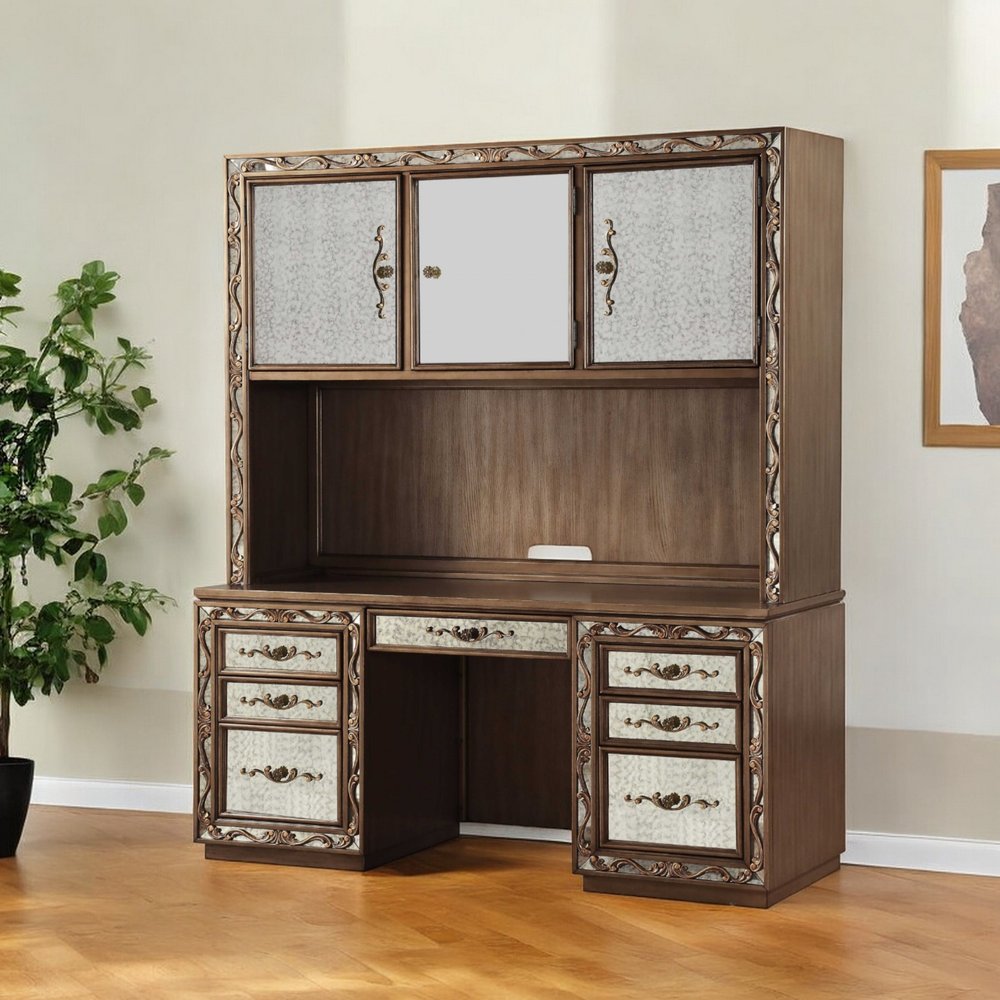 Escritorio de computadora de 66" con espejo dorado, tres gabinetes y siete cajones.