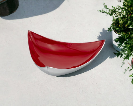 Cuenco triangular rojo y plateado de 14"