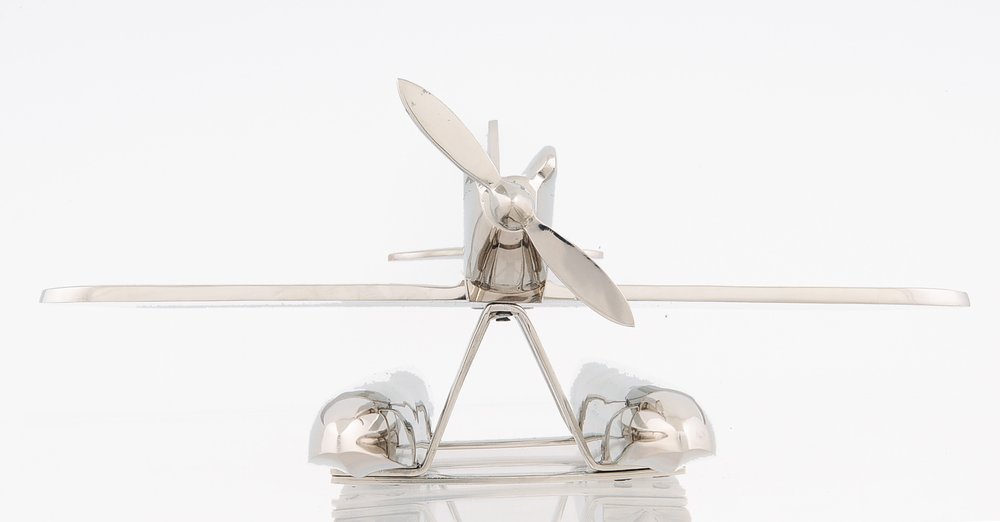 Escultura de sobremesa de avión a escala de 7" en metal niquelado, pintada a mano