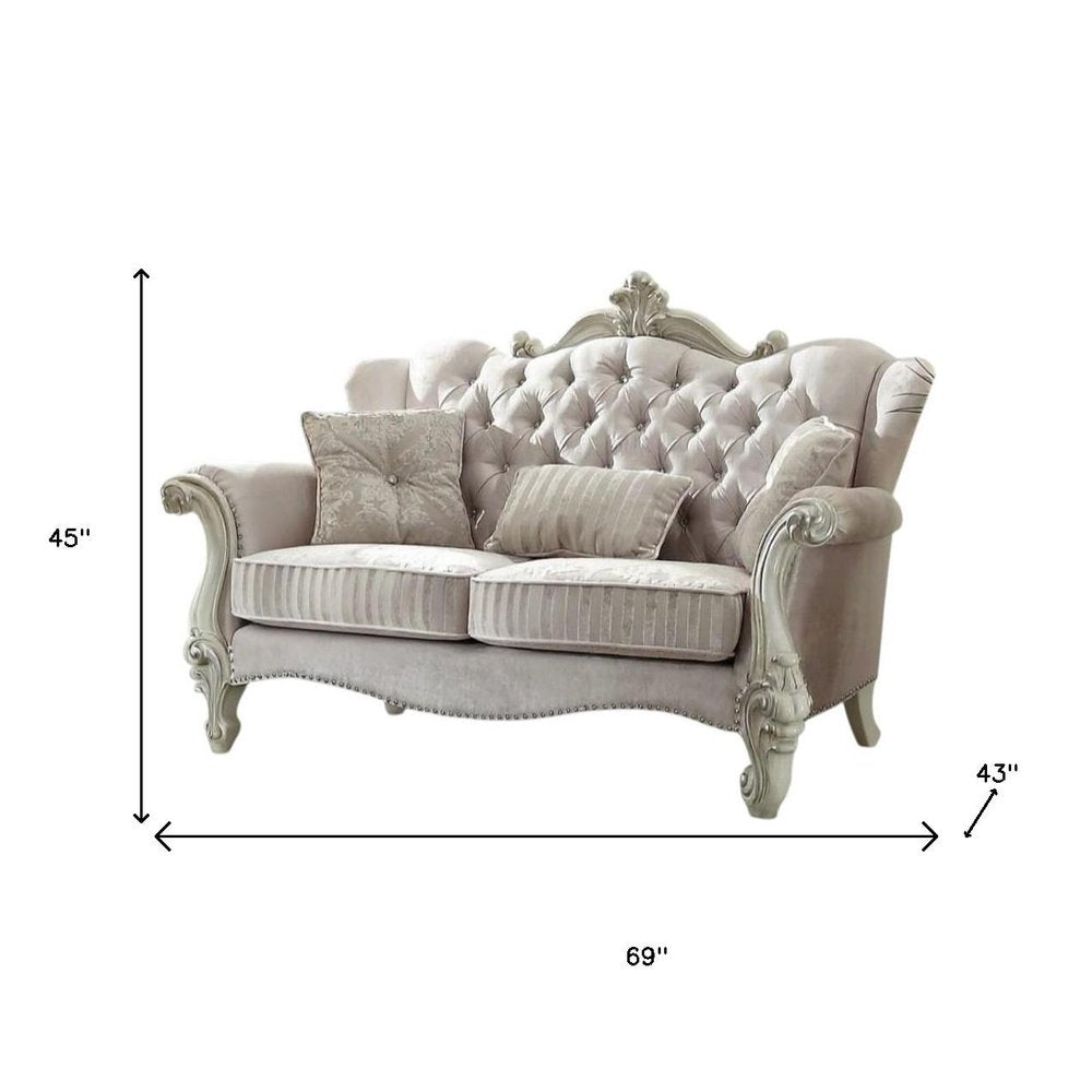Loveseat curvo de piel sintética color hueso y dorado de 70"