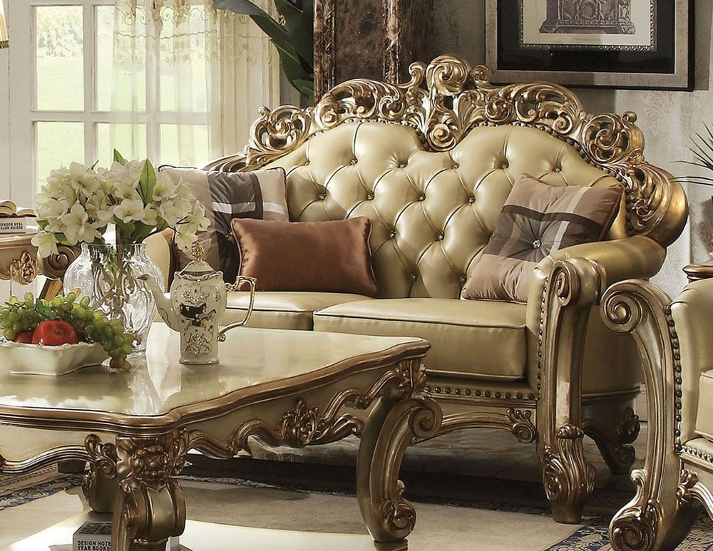 Loveseat curvo de piel sintética color hueso y dorado de 70"