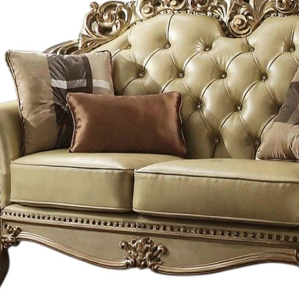 Loveseat curvo de piel sintética color hueso y dorado de 70"
