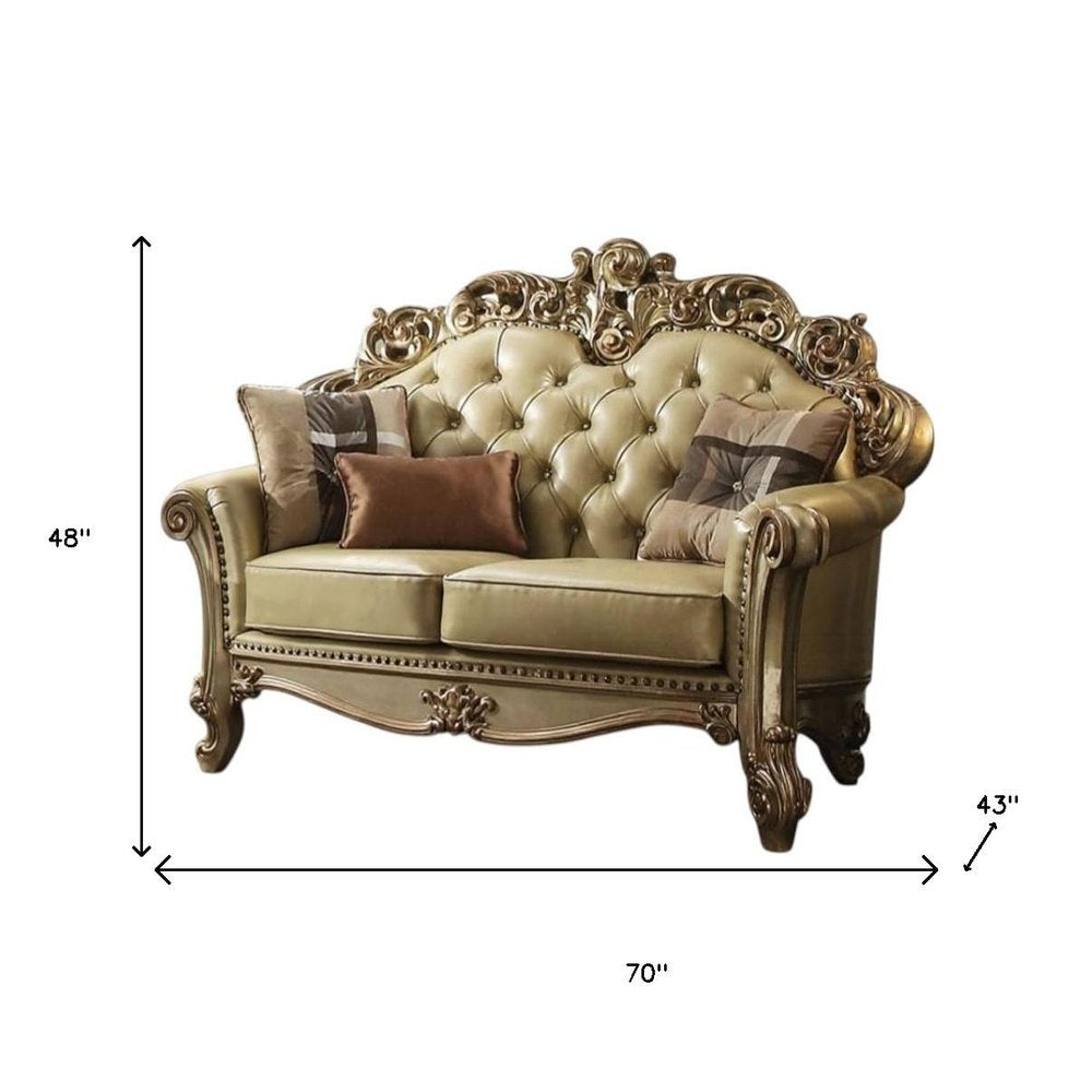 Loveseat curvo de piel sintética color hueso y dorado de 70"