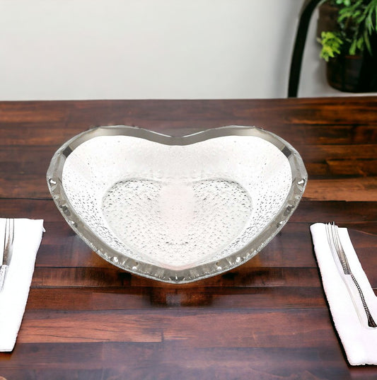 Plato de corazón de vidrio soplado con semillas de 8" con borde plateado