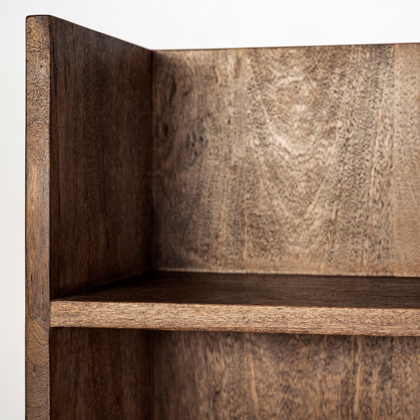 Perchero de madera color marrón crema con asiento forrado en tela y almacenamiento