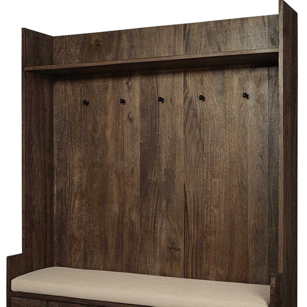 Perchero de madera color marrón crema con asiento forrado en tela y almacenamiento