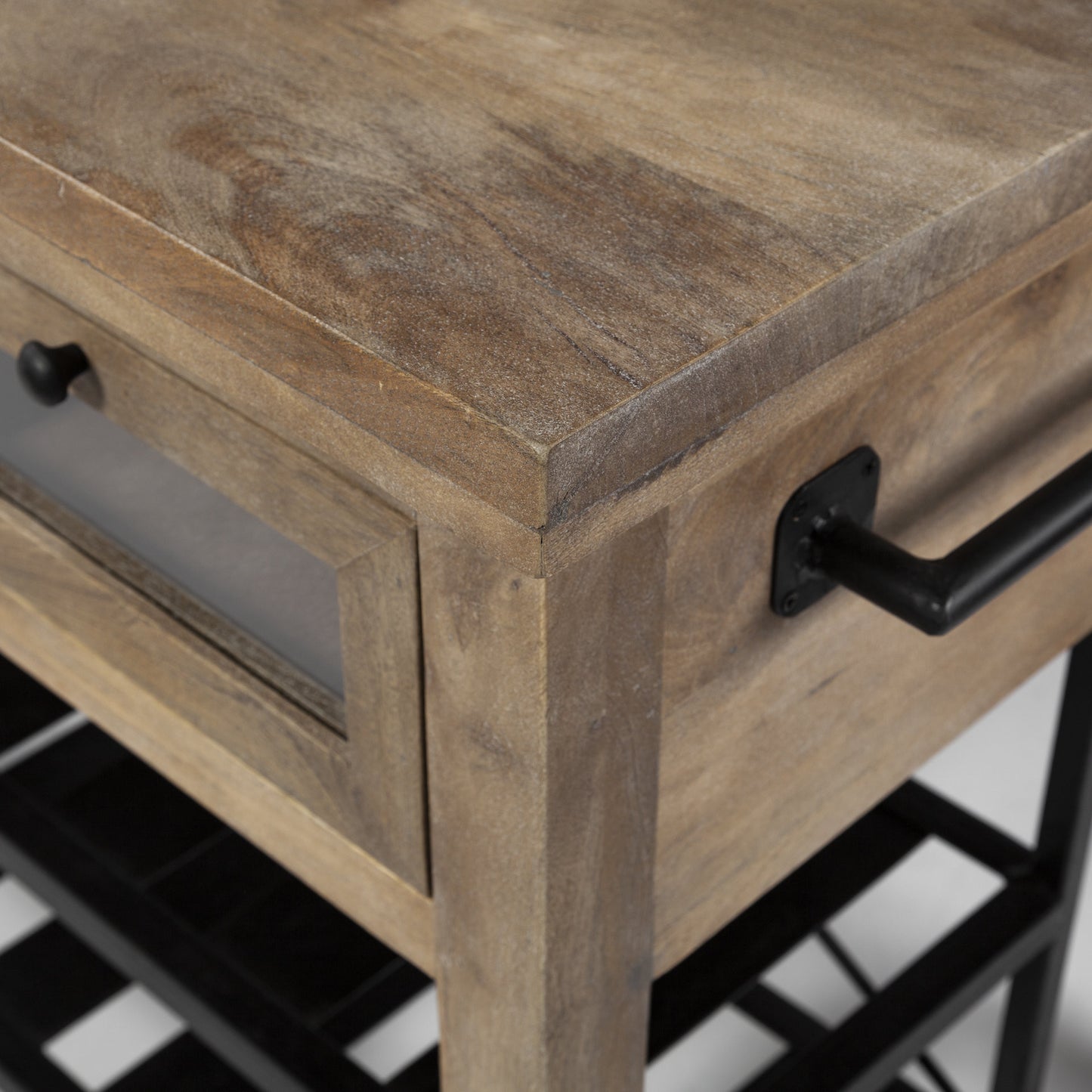 Isla de cocina con encimera de madera maciza marrón y ruedas de metal negro de dos niveles