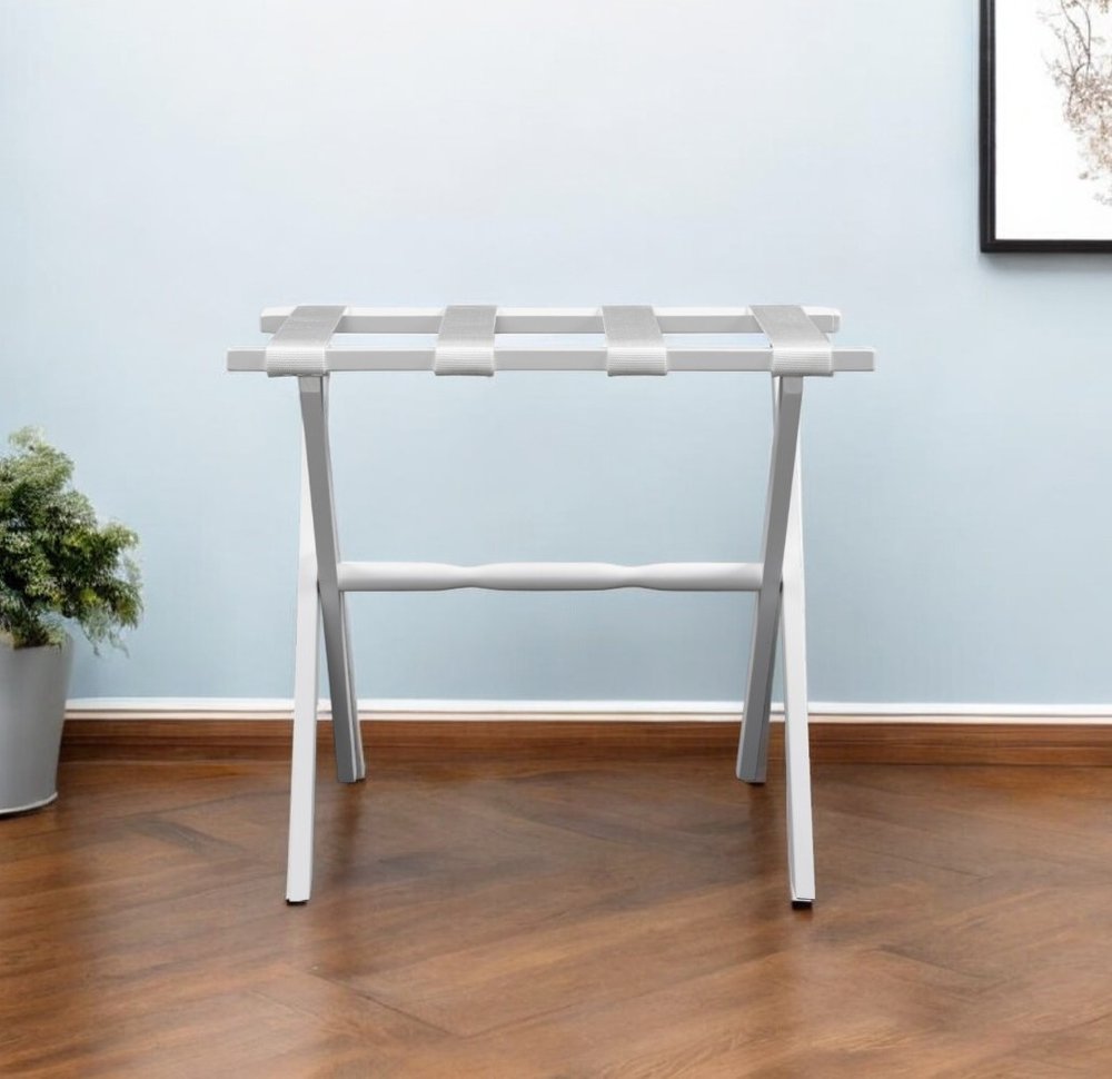 Portaequipajes plegable de madera con acabado marfil y correas color canela para hotel
