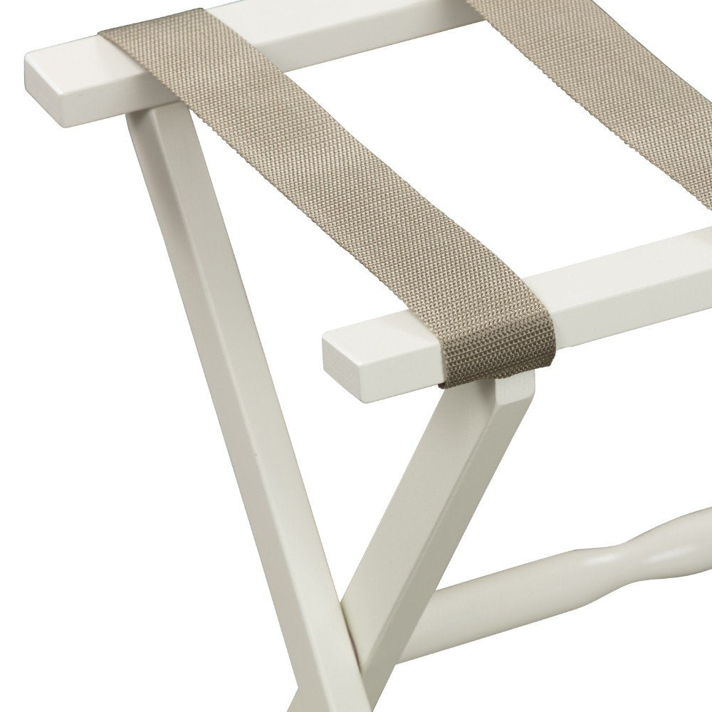 Portaequipajes plegable de madera con acabado marfil y correas color canela para hotel