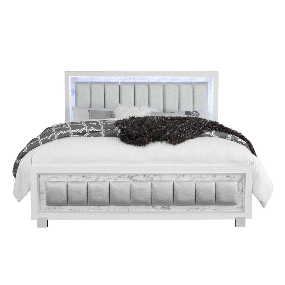 Moderna y lujosa cama Queen blanca con cabecera acolchada e iluminación LED
