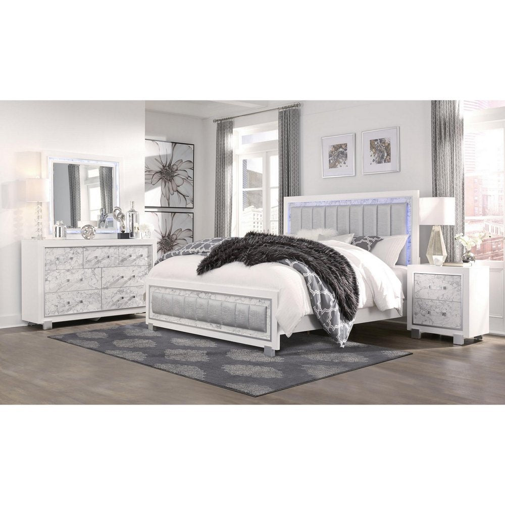 Moderna y lujosa cama Queen blanca con cabecera acolchada e iluminación LED