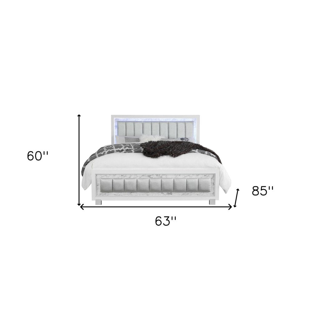 Moderna y lujosa cama Queen blanca con cabecera acolchada e iluminación LED