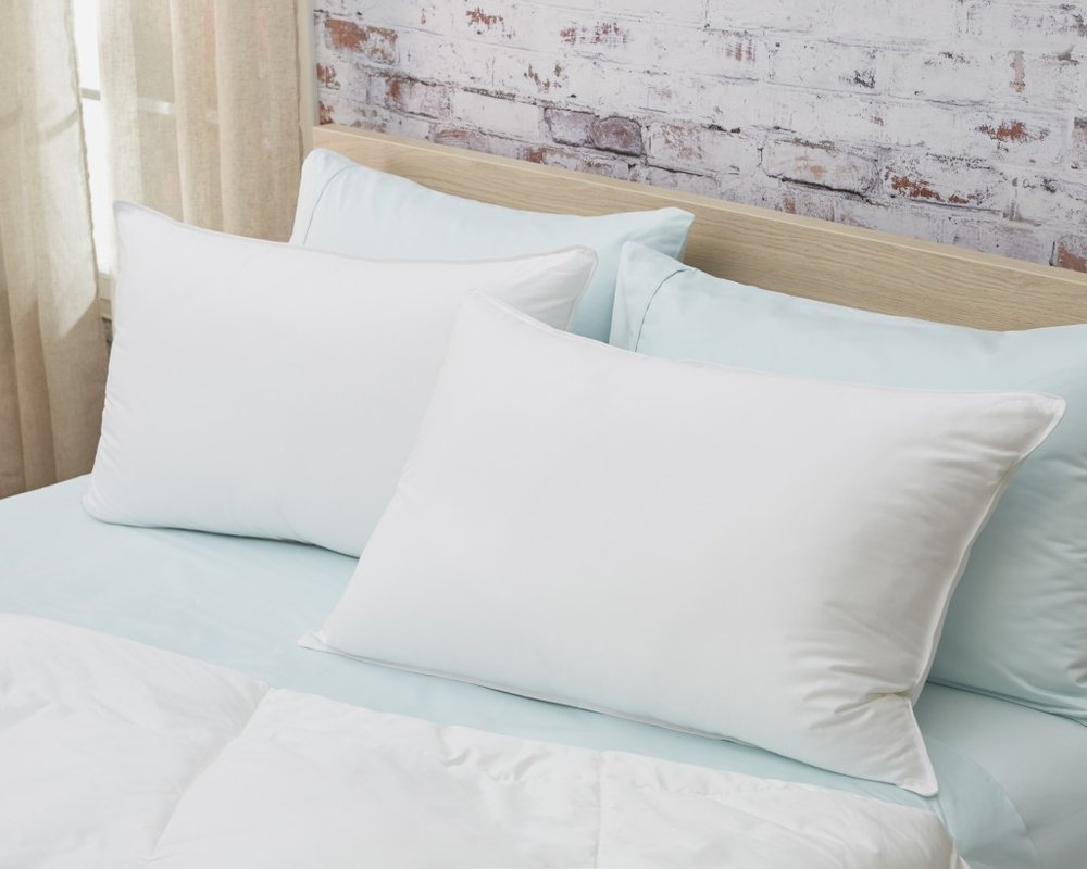 Almohada firme tamaño queen con plumón alternativo de satén Lux