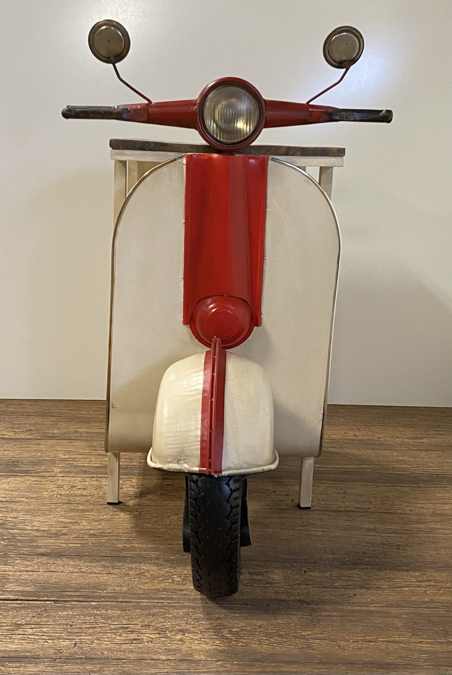 Mueble para scooter rústico en color rojo y vainilla