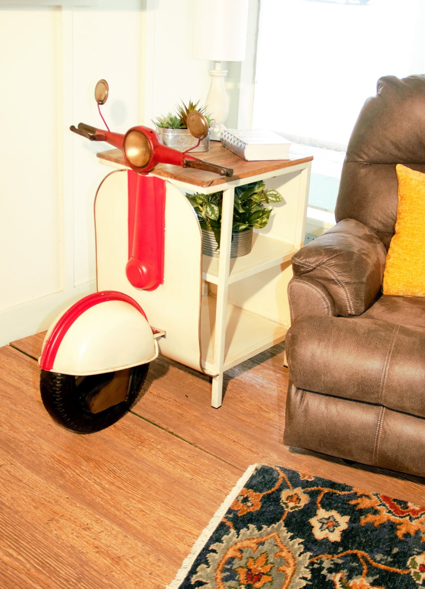 Mueble para scooter rústico en color rojo y vainilla