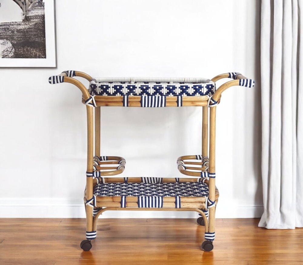 Carrito de bar con ruedas de ratán azul marino, blanco y natural de 35"