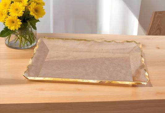 Bandeja rectangular de 14" de vidrio transparente y dorado con borde festoneado
