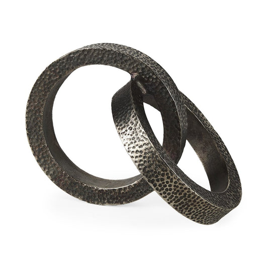 Escultura de metal martillado gris de dos anillos
