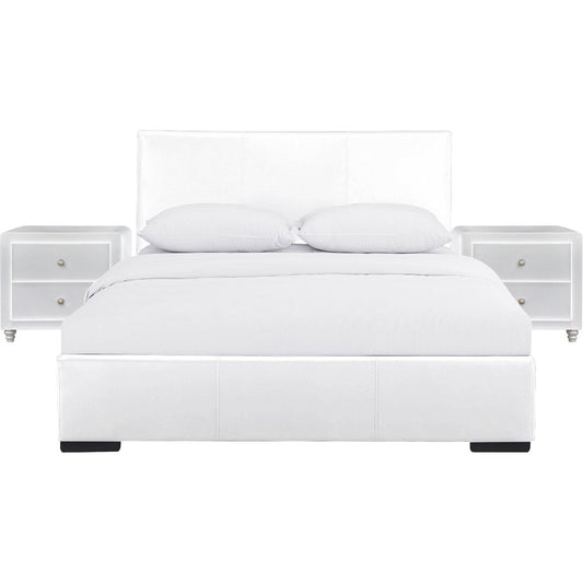 Cama King con plataforma tapizada en blanco y dos mesitas de noche