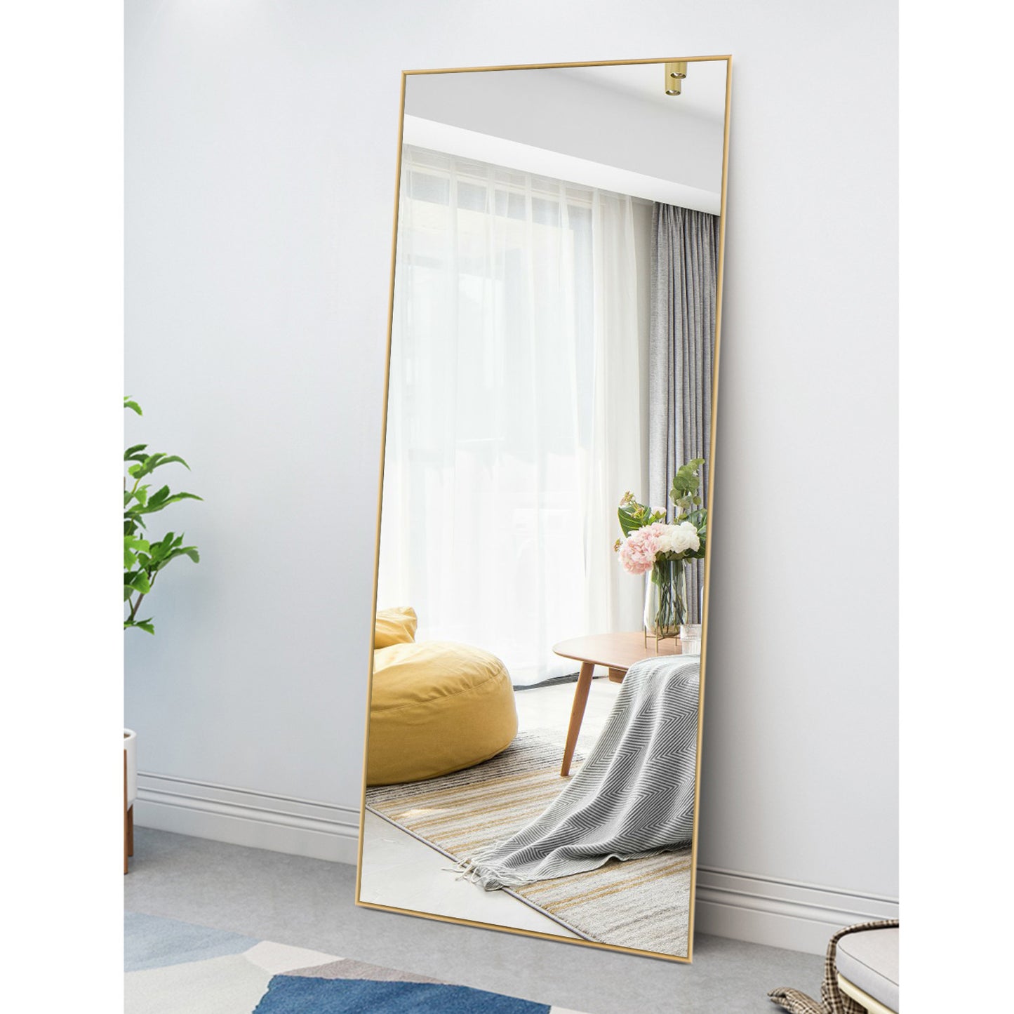 Espejo decorativo de metal dorado de 47"