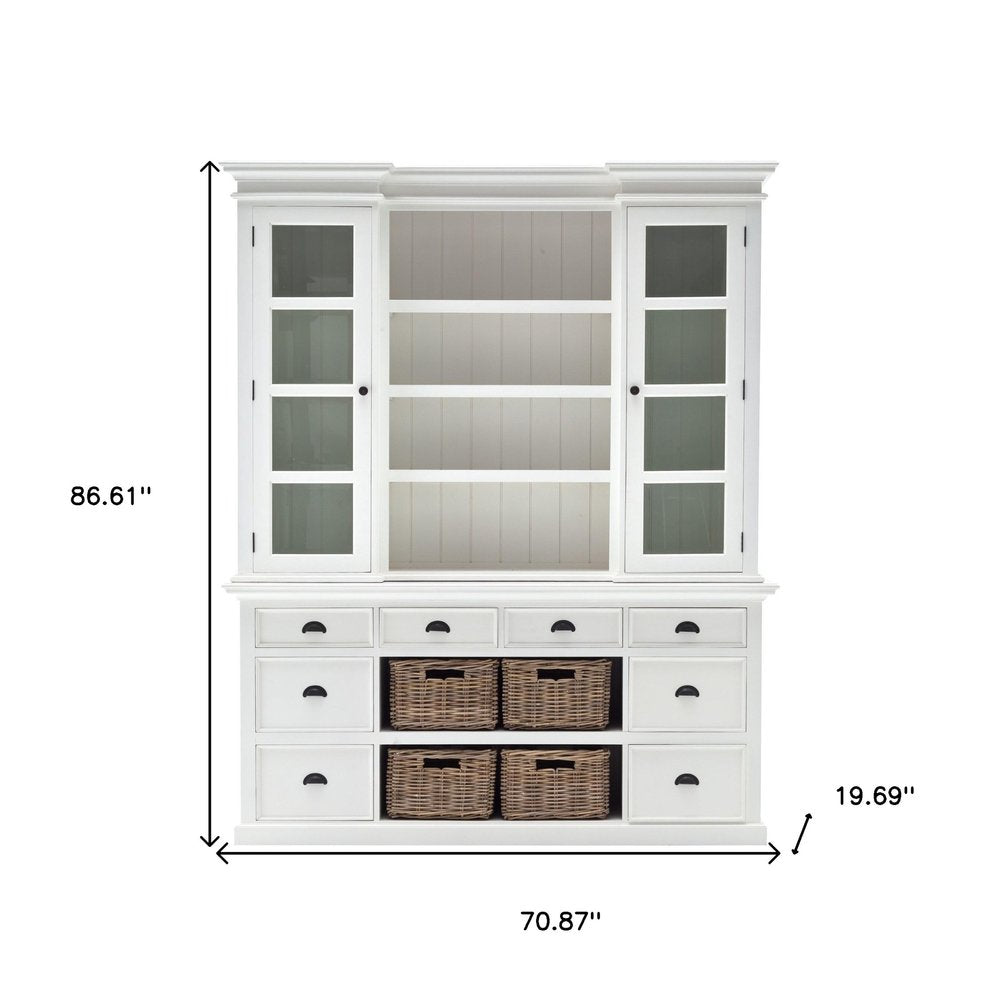 Librería de madera blanca de 87" con puertas de vidrio, cajones y cestas.