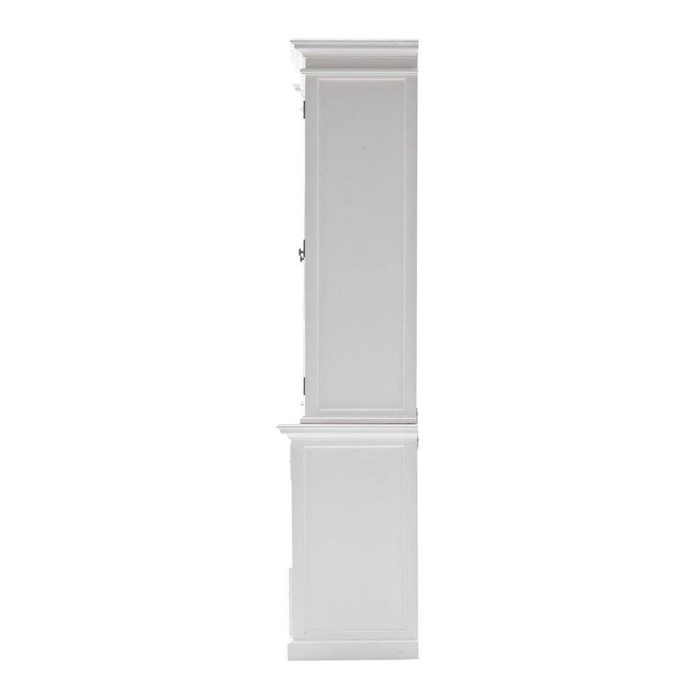 Librería de madera blanca de 87" con puertas de vidrio, cajones y cestas.