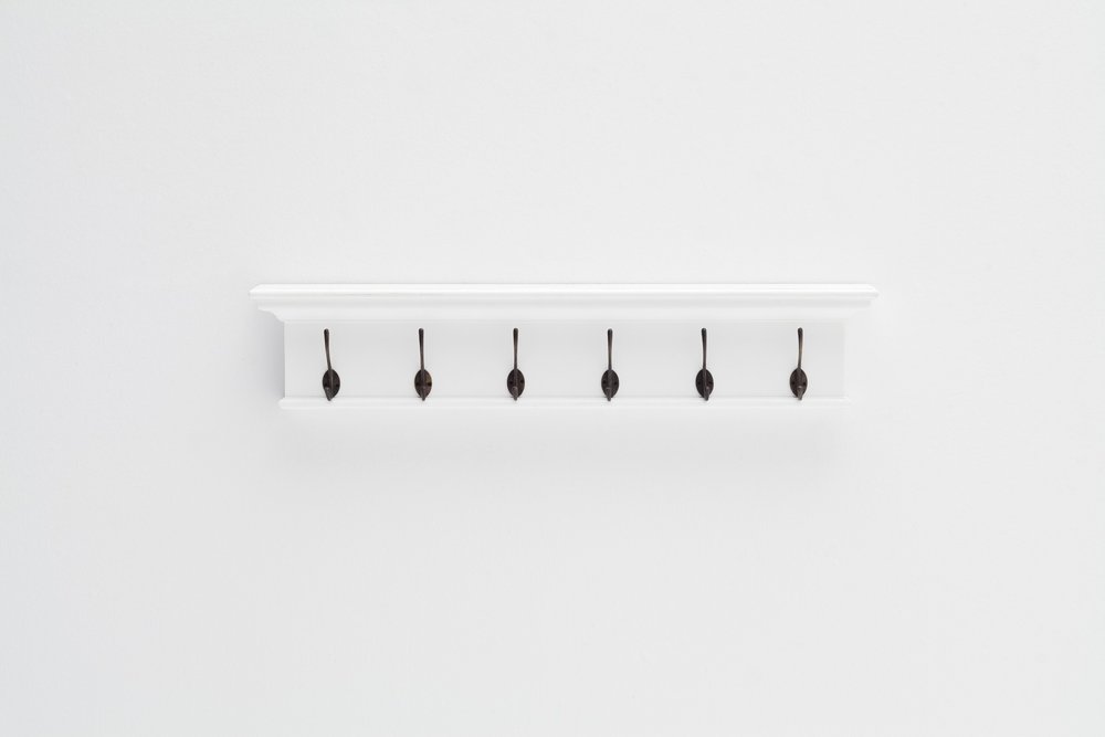Perchero clásico de madera blanca de 39" con seis ganchos para colgar