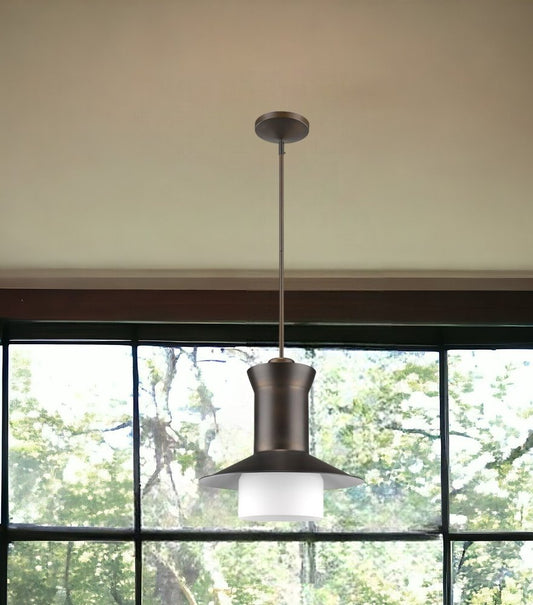Lámpara colgante Greta de una luz en bronce aceitado con interior blanco brillante y pantalla de cristal grabado.