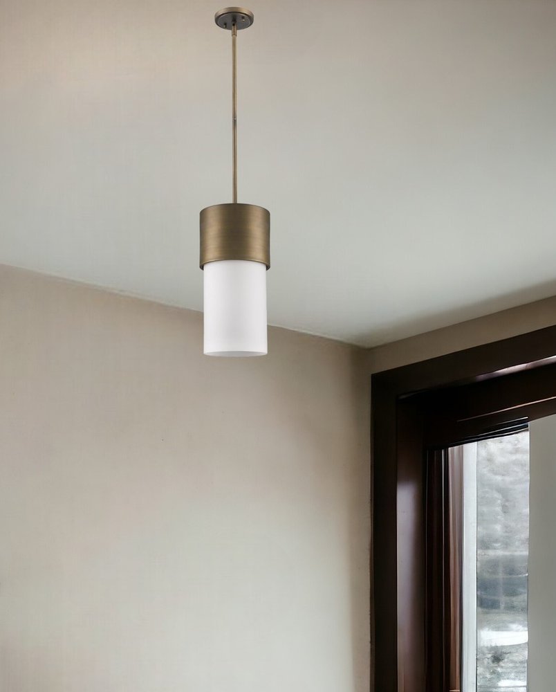 Lámpara colgante Midtown de una luz de latón crudo con pantalla de vidrio esmerilado