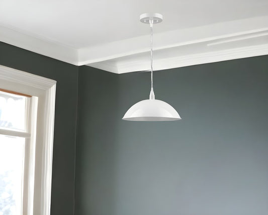 Lámpara colgante de metal blanco con pantalla de cúpula