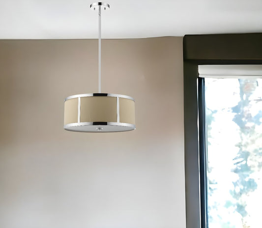 Lámpara colgante Butler de 3 luces en cromo pulido con pantalla de lino color crema y difusor de acrílico opalino.