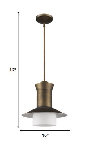Lámpara colgante Greta de una luz de latón crudo con interior blanco brillante y pantalla de cristal grabado.